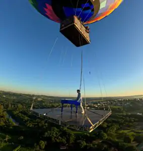 Piano a 3 mil pés: um voo de balão para ficar na história